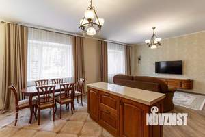 Коттедж 200м², 2-этажный, участок 10 сот.  