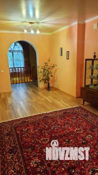 Коттедж 332м², 3-этажный, участок 10 сот.  